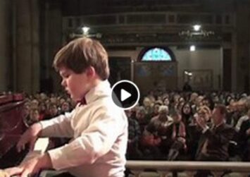 Amazing little pianist Michael Andreas (8 years old) playing Beethoven’s famous sonata